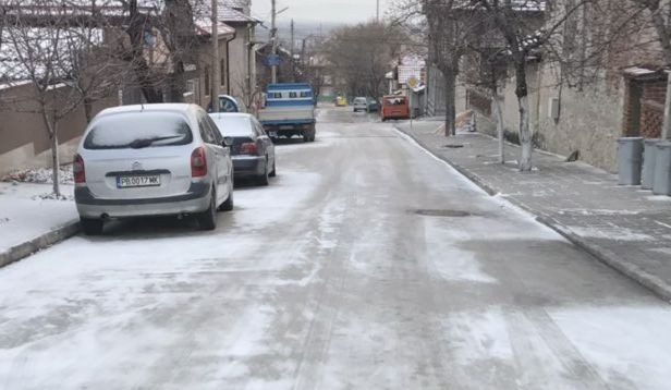 Поледица скова улиците в град Куклен, защото не са обработени