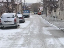 Поледица скова необработените улици в Куклен