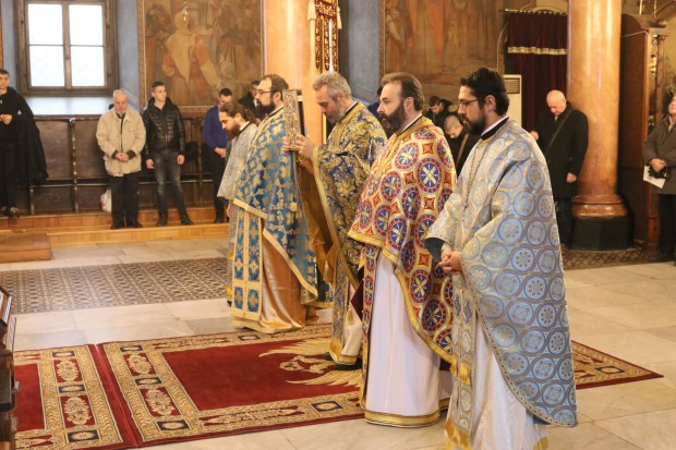 Архиерейска света литургия бе отслужена в катедралния храм Успение Богородично