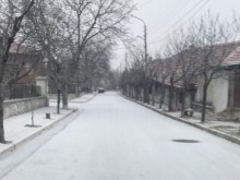 Сняг превърна отново улиците в Куклен в ледена пързалка