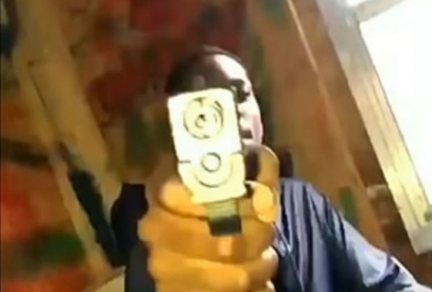 Шокиращо видео показва как 15 годишно момче се фука с пистолет