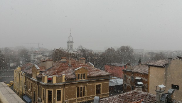 Снегът най-накрая стигна до Пловдив, предаде репортер на Plovdiv24.bg. През нощта
