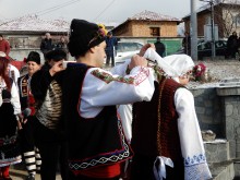 Ледена вода изсипаха в гърба на млада булка!