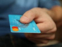 Топ мошеничка натрупа стотици хиляди евро от измами, полицията не може да я открие