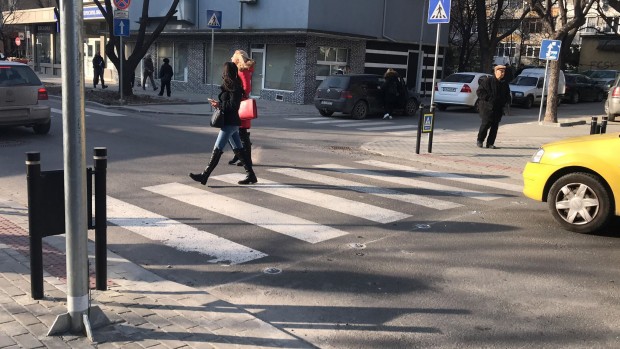 Varna24.bg Първата интелигентна пешеходна пътека във Варна вече е факт.