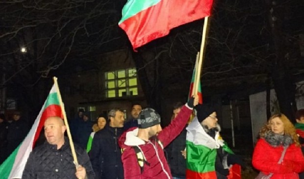 Над 200 жители протестираха тази вечер в село Войводиново след