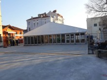Готова е шатрата в центъра на Пловдив, в която ще се предлагат топли напитки и храна