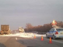 Два камиона са се блъснали на "Хемус", платното е в зърнени трици