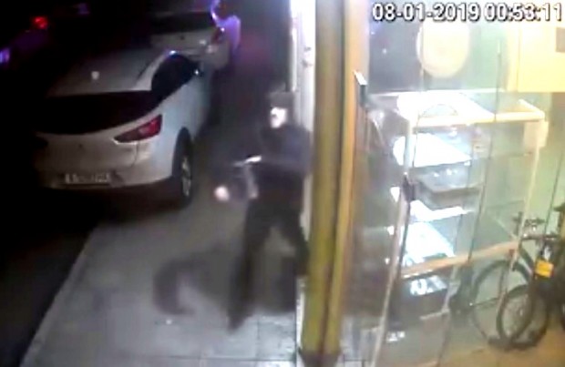 Непознат мъж разби автомат за кафе сигнализира Бисер Русимов от