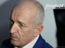 Този е адвокатът на циганите, пребили командоса! Нещо повече - опита да ги оправдае!