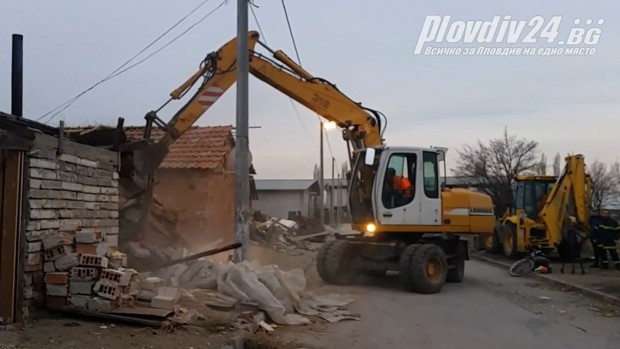 Започна събарянето на незаконните къщи и постройки в ромската махала