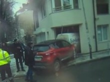 Произшествие с неочакван край: Две коли влетяха в магазин