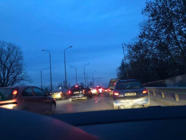 Читател на Plovdiv bg информира че колони от автомобили са се