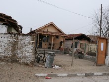 Частно Енерго в гетото! Само една къща плаща ток, но захранва всички останали!