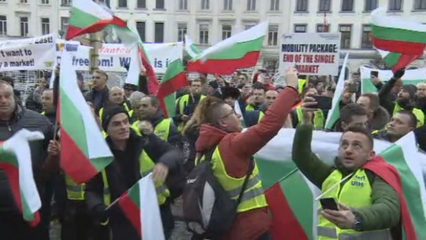bTV
Стотици български превозвачи излязоха на протест в Брюксел. С жълти жилетки