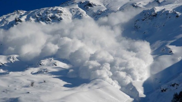 Трима души бяха ранени в швейцарските Алпи, след като лавина