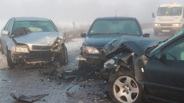 Най малко четири автомобила се удариха тази сутрин на пътя Казанлък