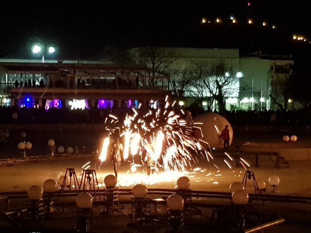 Прекрасно огнено шоу на Пеещите фонтани в Цар-Симеоновата градина заплени