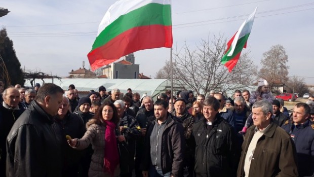 bTV
Протестите срещу незаконната ромска махала в село Войводиново ще бъдат