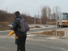 Автобуси подминават село, защото не могат да вземат завой