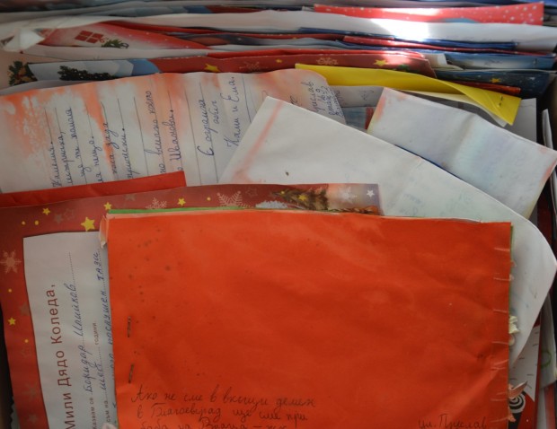 Деца от Благоевград и региона написаха и пуснаха стотици писма