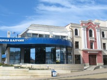Млад мъж нахлу в община Балчик и удари с парче гранит дежурен служител