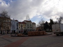 Демонтират елхата пред Общината