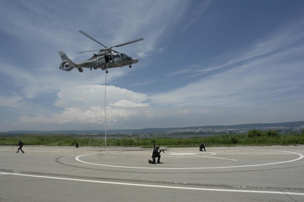 Интензивно прелитащи вертолети над Техническият университет във Варна стреснаха