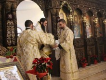 Учат свещениците да усвояват държавни пари