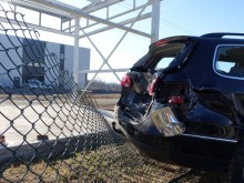 Малолетни изпотрошиха с джип 16 баровски коли в автокъща