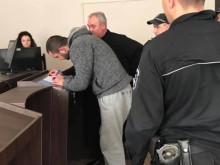 Шофьорът-беглец, който разиграва полицията 360 км, остава в ареста