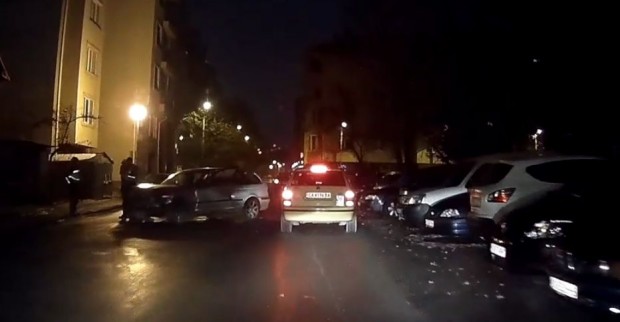 Фейсбук
Шофьор помете паркирани 7 автомобила Снимка на очевидец на щетите