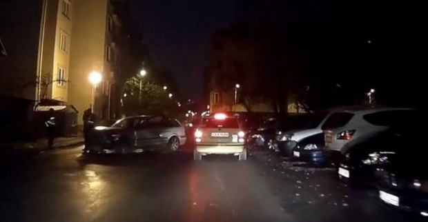Фейсбук
Шофьор помете и изпочупи 7 паркирани коли. Среднощният екшън се