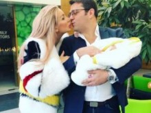 Антония Петрова грее от щастие: Показа за първи път сина си
