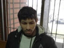 Първа снимка на рома, скочил да коли полицай със сабя