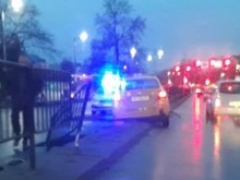 Такси се вряза в разделителната ограда до автогара "Юг"