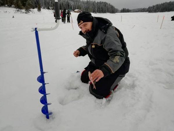 Снежна буря връхлетя участниците на световното първенство по риболов на