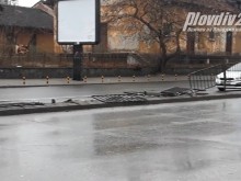 Напълно помляна е разделителната ограда до автогара "Юг"