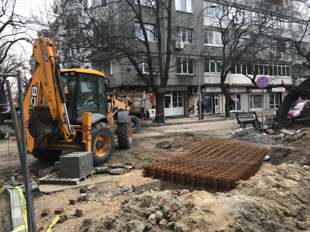 Varna24.bg Меката зима улеснява ремонтите във Варна. Активно се работи