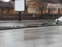 886 лева струва счупената ограда пред автогара "Юг", в която се вряза таксито