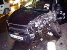 Свиреп челен удар прати трима в болница