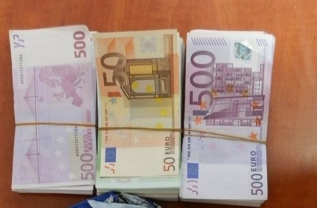 Недекларирани 25 900 евро и 4000 щатски долара в ръчна