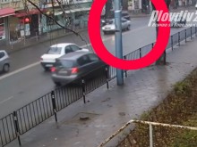 Джип се заби в ограда на "Шести септември" след засичане, после и двамата избягаха