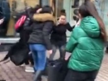 Ученички спретнаха организиран побой пред столичен МОЛ! Закопчаха ги