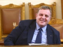 Военният министър има повод да почерпи: Стана дядо!