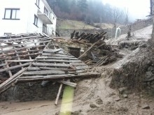 Тежка ситуация в Баните! Свлачища бутат постройки, отнасят коли