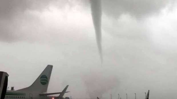 Торнадо на летището в Анталия. 12 души са ранени, а