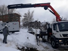 Вижте как носят мобилни генератори на бедстващите в Родопите