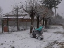 Доброто сбъдва мечти: Дарител и съученици подариха на момиче с ДЦП нова количка