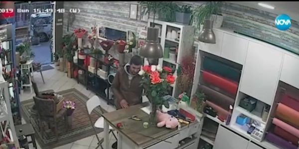 Нагъл крадец се опита да обере цветарски магазин на улица